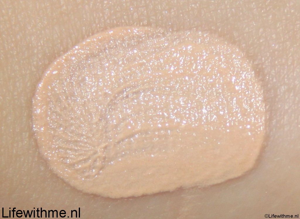 mac-foundation-review-swatch
