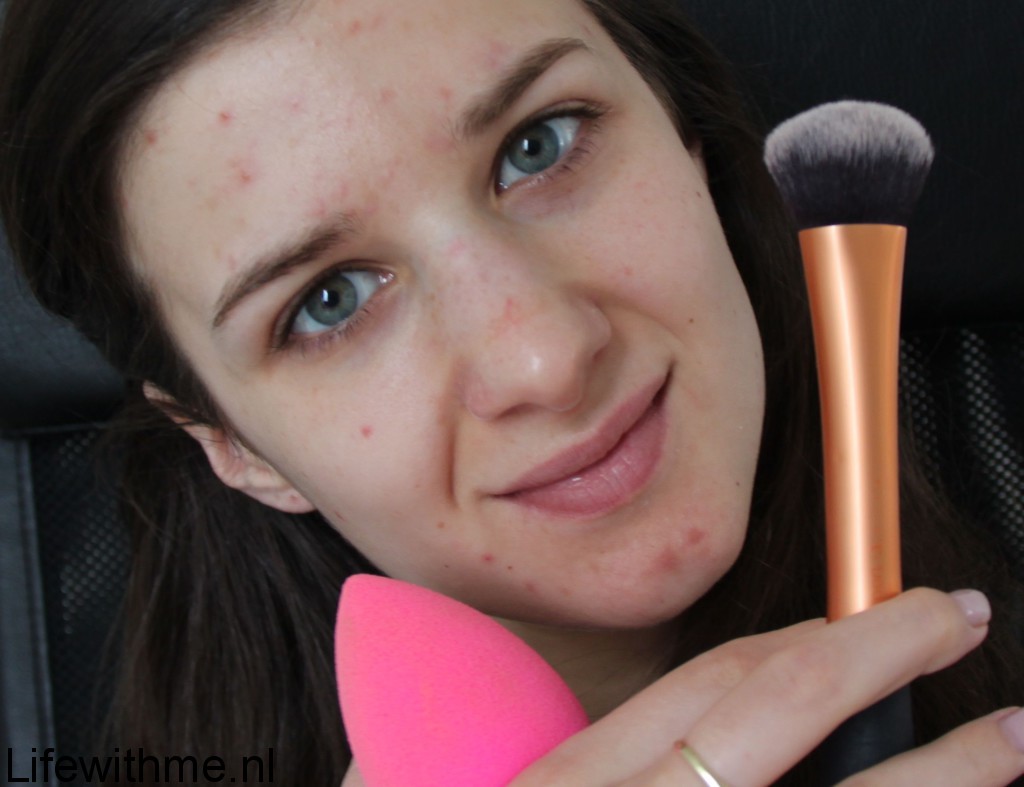Beautyblender vs Real Techniques expert face brush